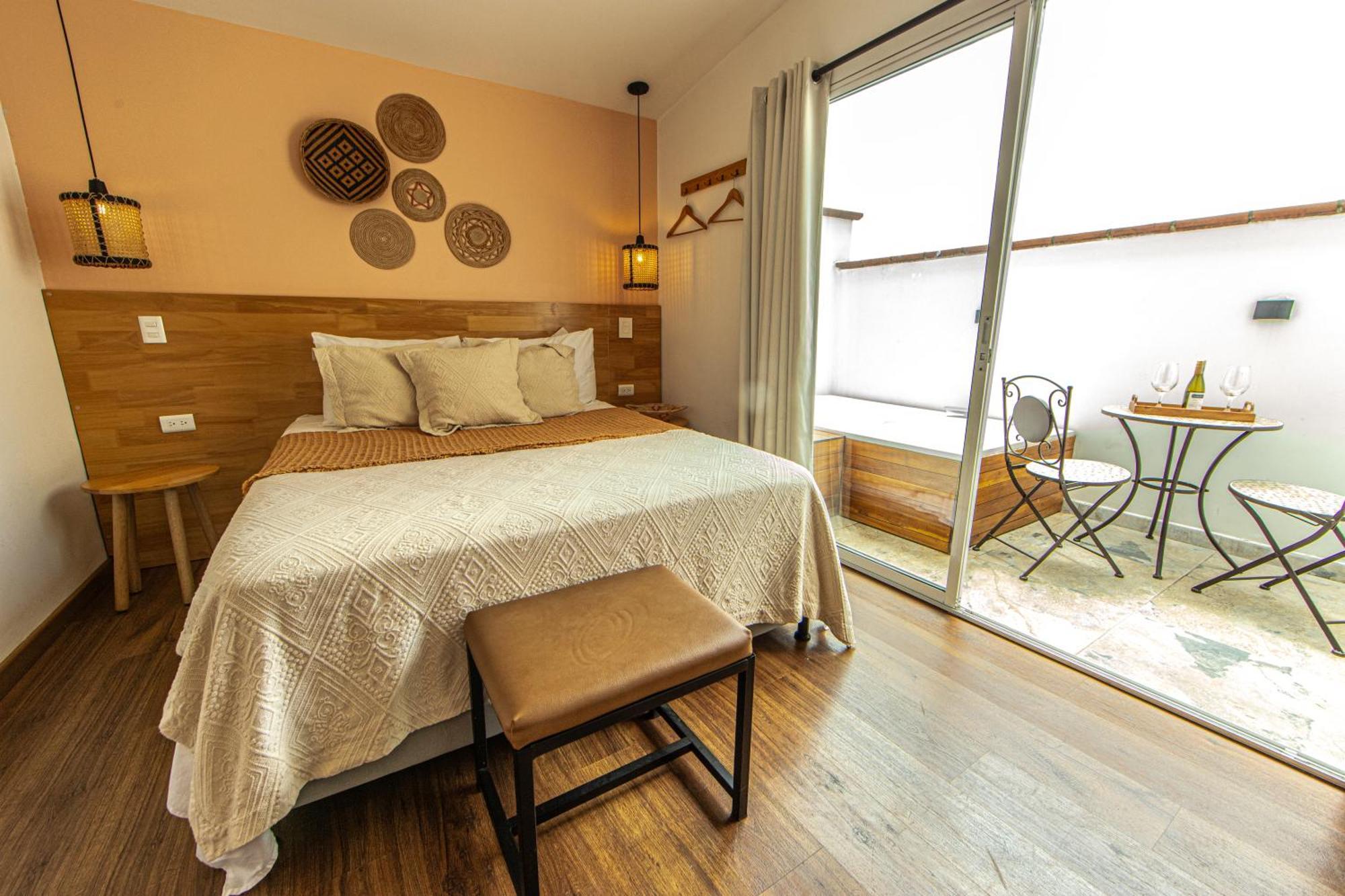 Habitación con cama grande y balcón