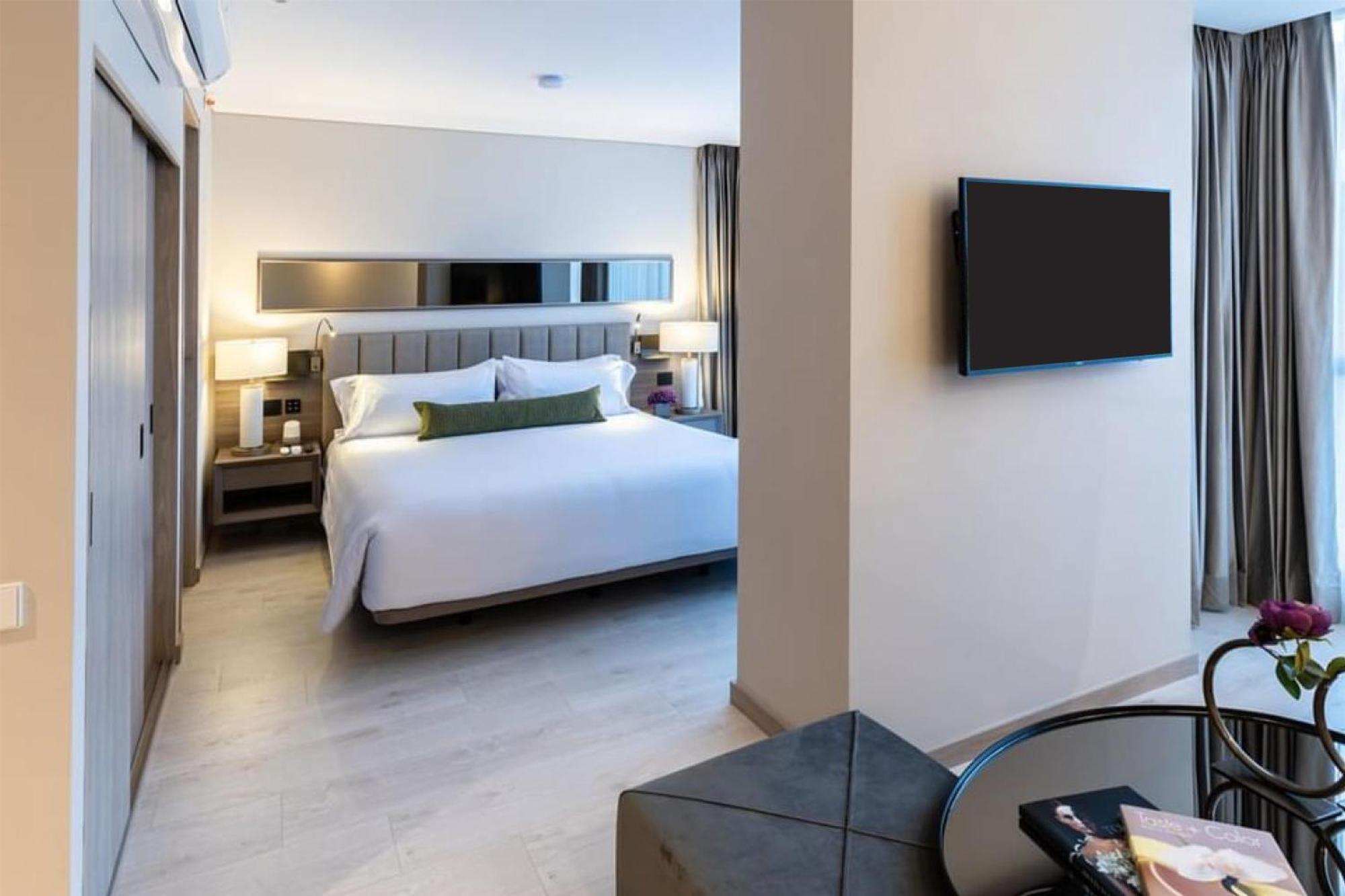 Habitación con ducha a ras de suelo, adaptada para personas de movilidad reducida - Cama extragrande